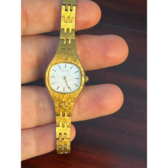 VTG Advance Quartz Women's Wristwatch Gold Tone Y120A Untested - Picture 1 of 10